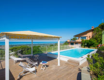Villa Delfina: Ruim vakantiehuis met privézwembad en panoramisch zeezicht in Forte dei Marmi - thumbnail 1