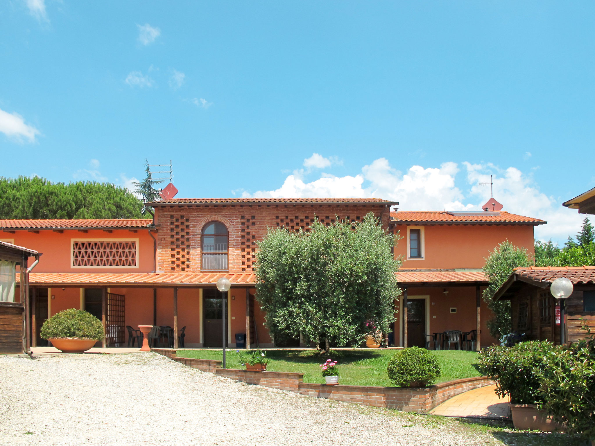 "Ponziani", appartement 4-kamers 90 m2 op 2 verdiepingen. Mooi en rustiek ingericht: 1 kamer met 1 2-pers bed (160 cm), douche/WC. Woonkeuken (mini-oven, afwasmachine, Gasfornuis, 4 kookpitten (vlamme..
