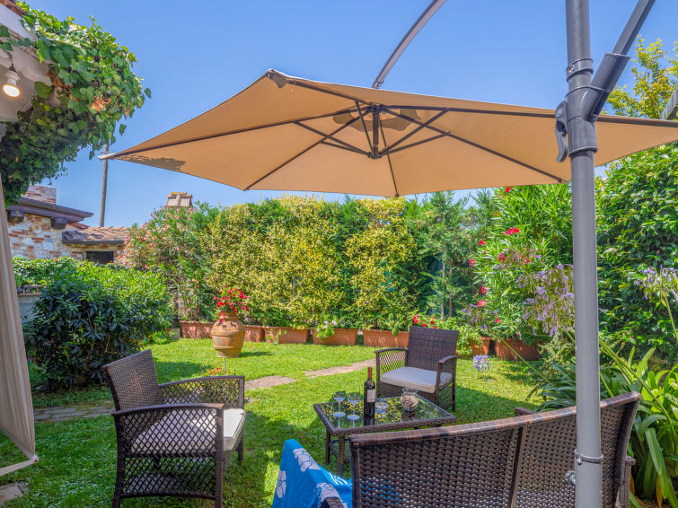 Op 1 km van het centrum: Modern vakantiehuis Fiumetto in Marina Pietrasanta in Marina Pietrasanta