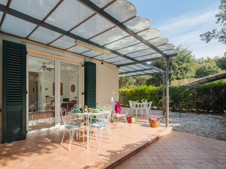 Op 700 m van zee: Licht appartement Michelangelo I in Marina Pietrasanta in Marina Pietrasanta