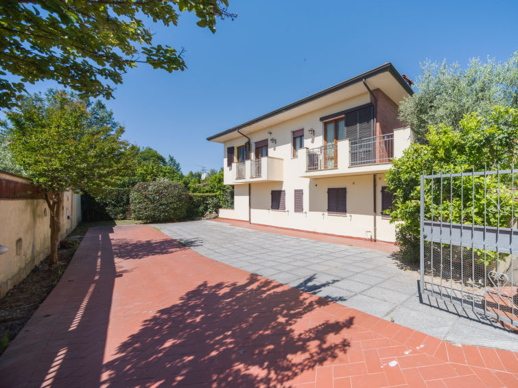 Ruim appartement voor 6 personen in Marina Pietrasanta in Marina Pietrasanta