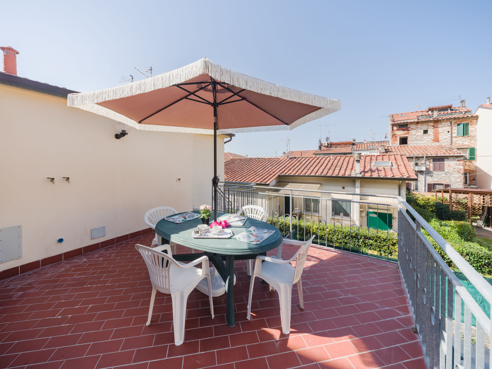 "Terrazza Giardino", halfvrijstaand huis 4-kamers 90 m2 op de 1e verdieping. Ruim en licht, zeer comfortabel en gezellig ingericht: woon-/eetkamer met TV (Flatscreen TV). Uitgang naar het balkon. 1 ka..