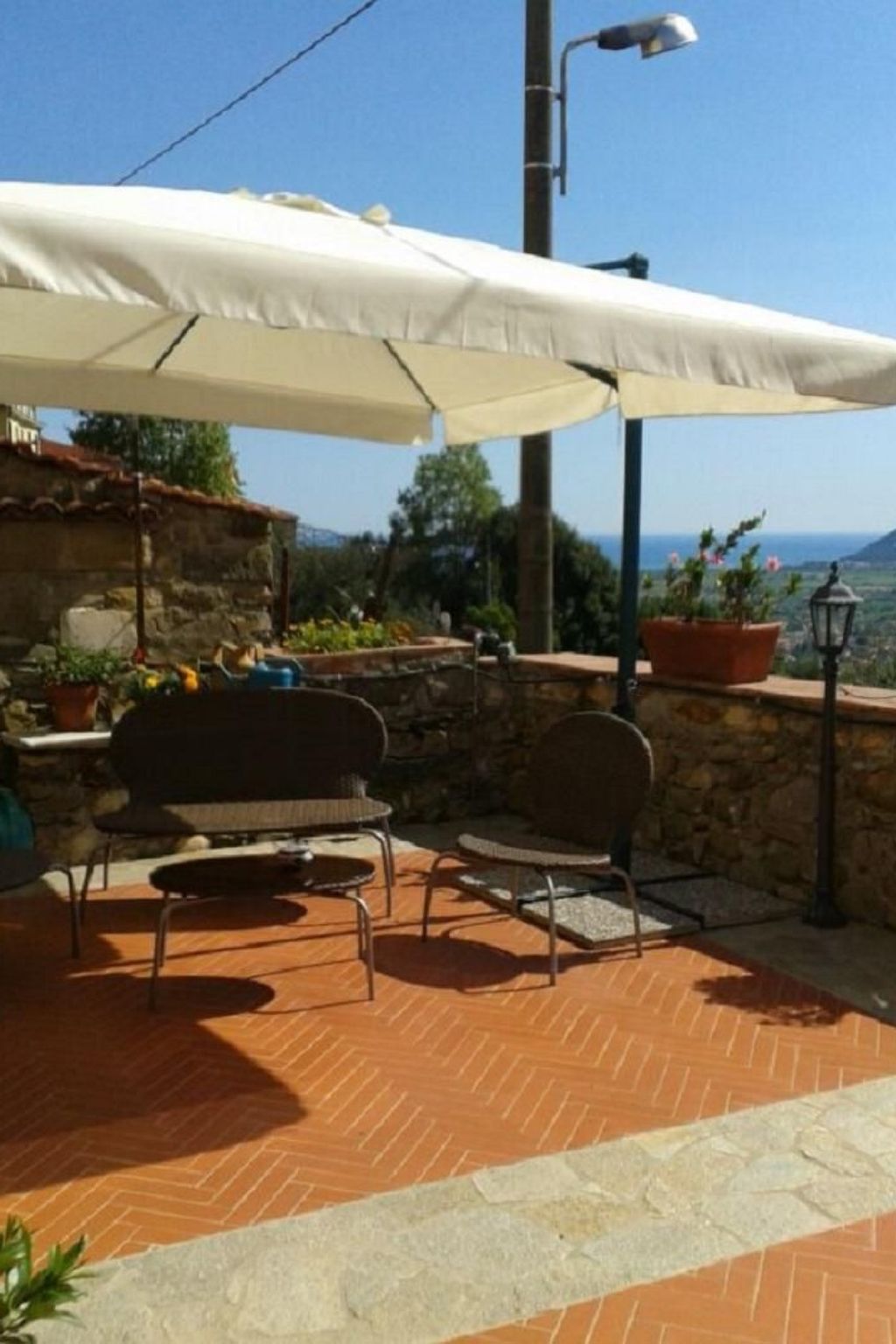 Flat in the quiet historical centre of Castelnuovo Magra, on the ground floor of a two-storey building.The sea can be reached in 15 minutes by car (Marina di Carrara) or 30 minutes (Forte dei Marmi or..