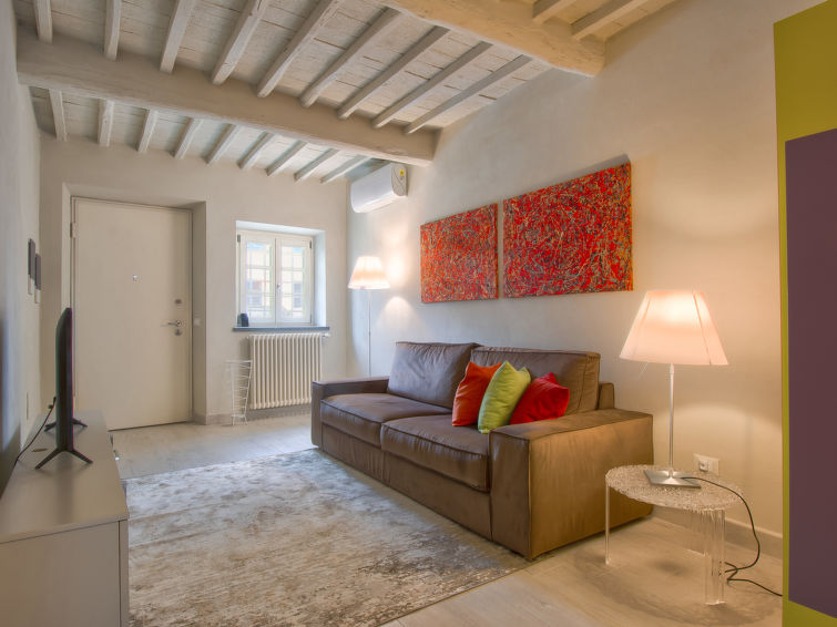 Glicine Accommodation in Lucca