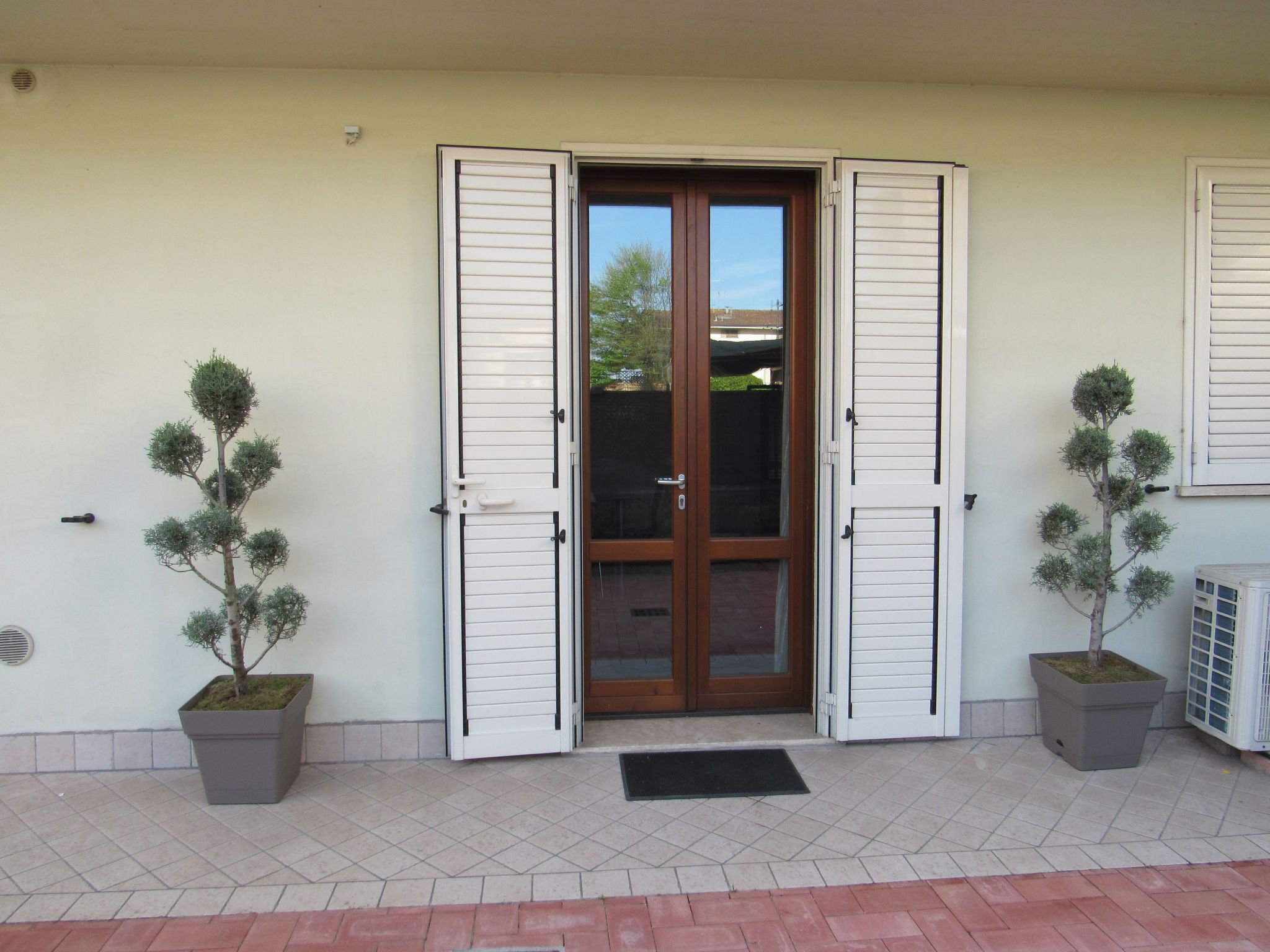 Photo of Wohnung mit separatem Eingang und kleinem privaten Innenhof.