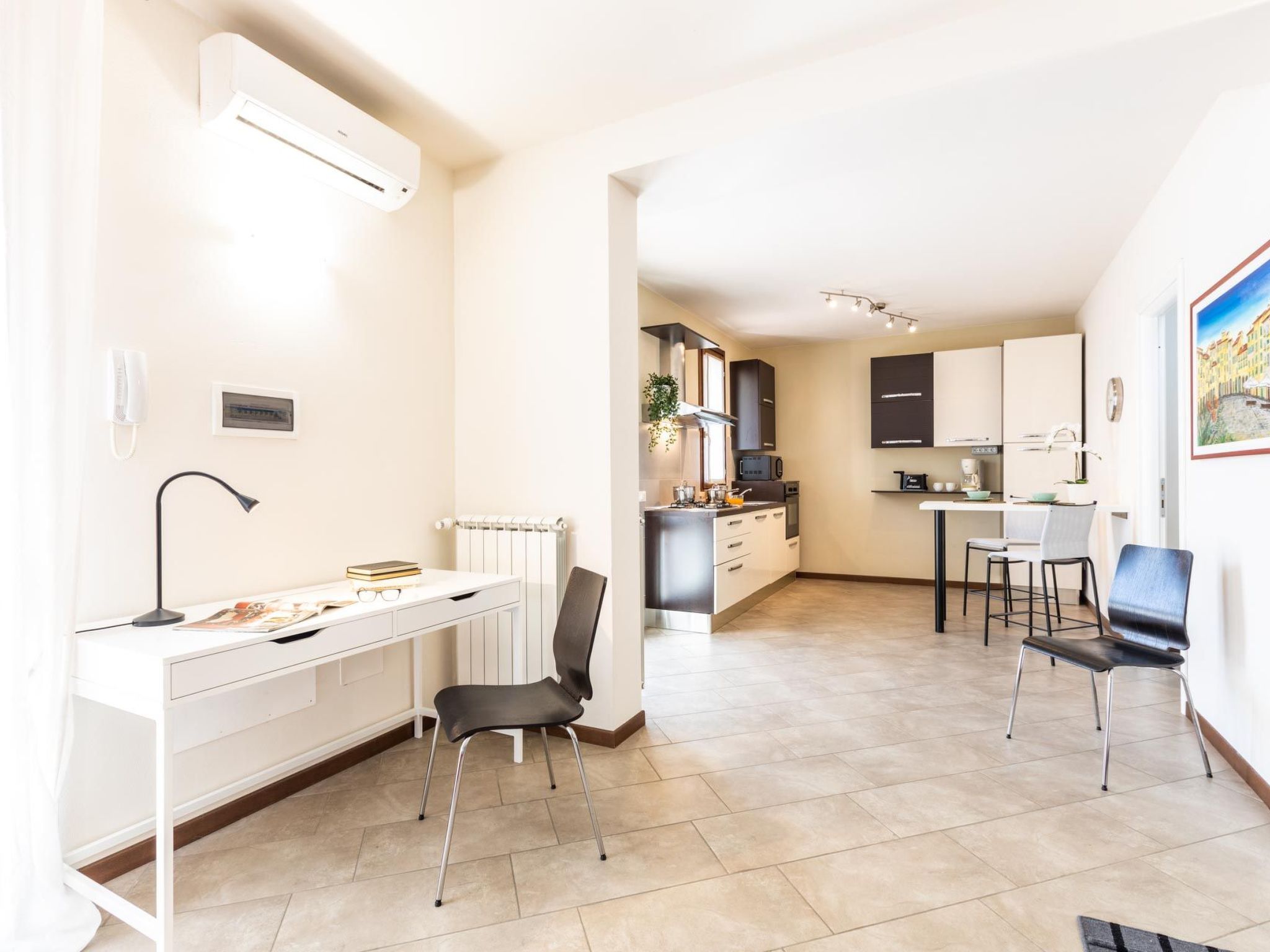 Photo of Wohnung mit separatem Eingang und kleinem privaten Innenhof.