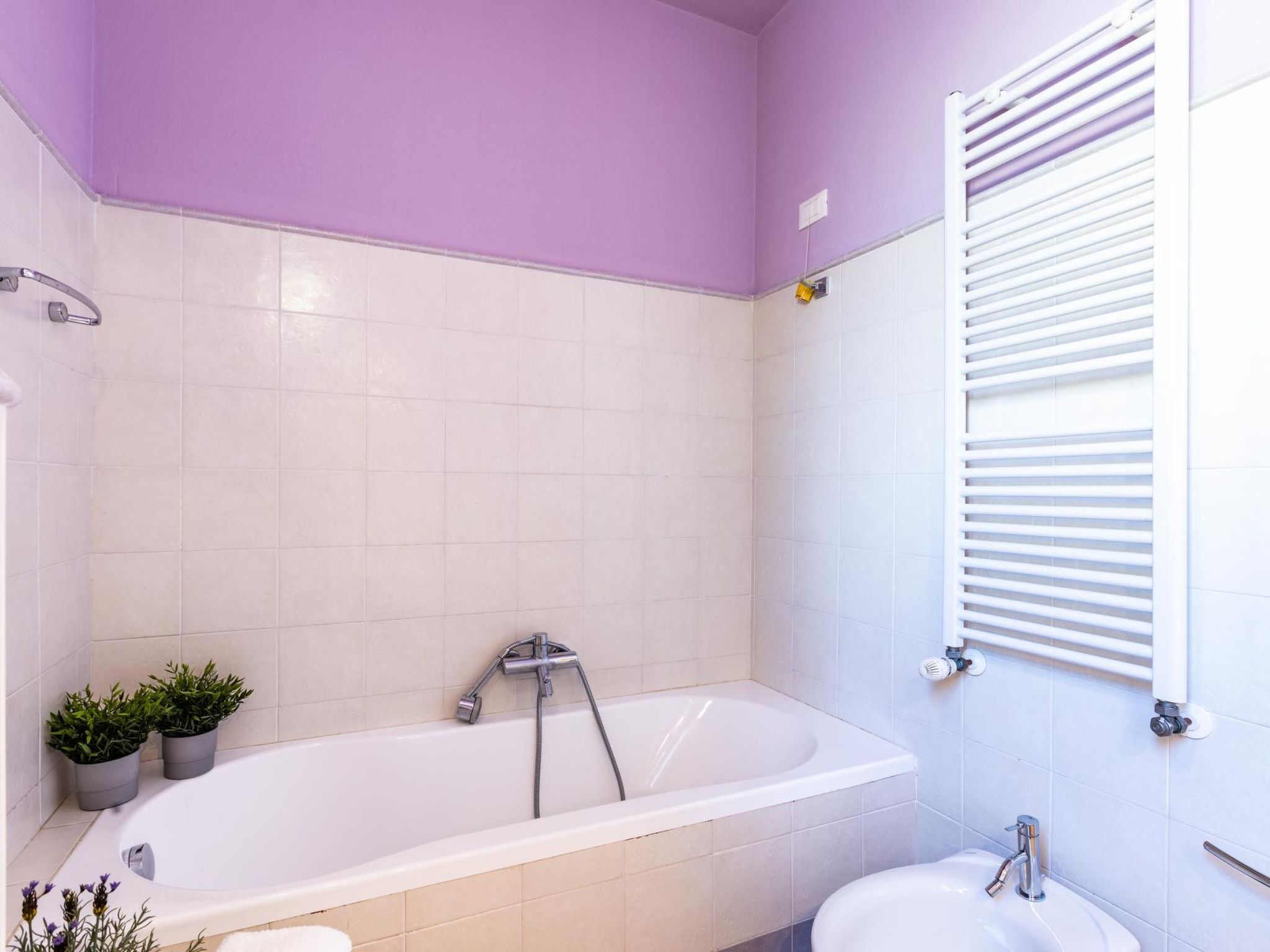 Photo of Wohnung mit separatem Eingang und kleinem privaten Innenhof.