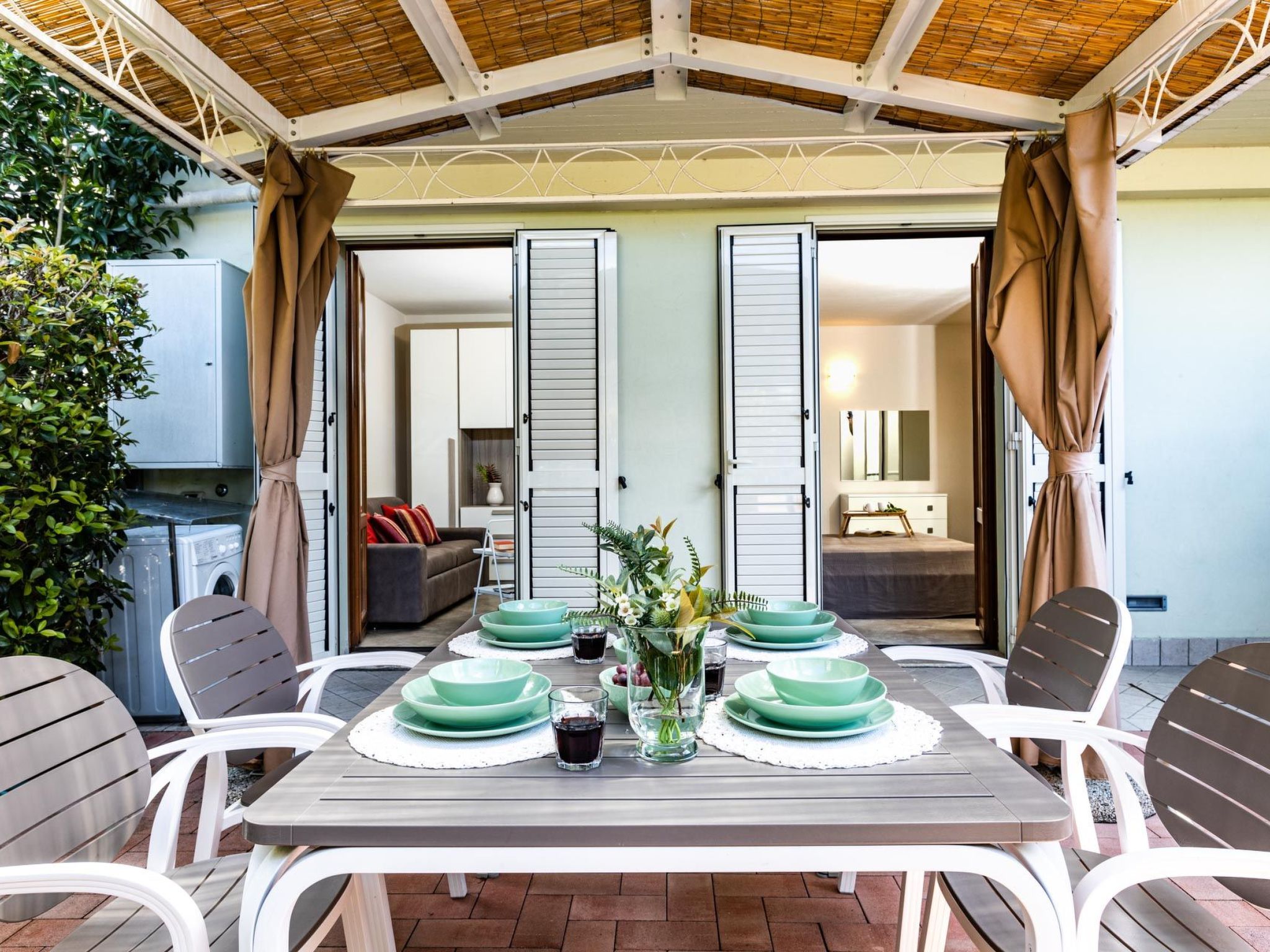 Photo of Wohnung mit separatem Eingang und kleinem privaten Innenhof.