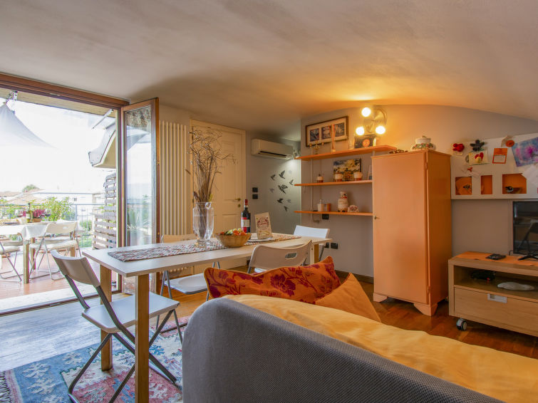 Search and Stay destination Lucca, Toscana - Italy from AU$ 177. La Rondine (LUU280)