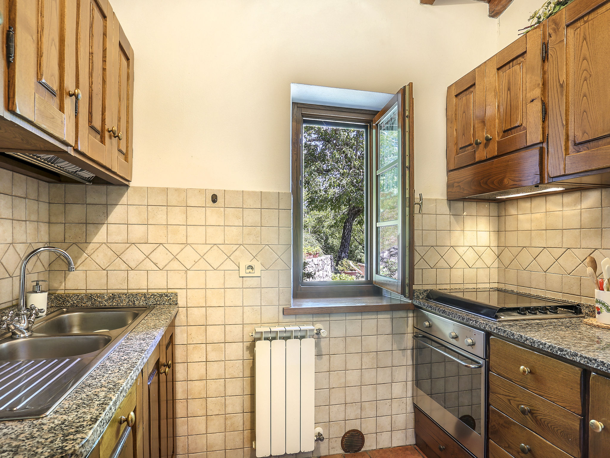 Ferme Le Bore (CNG122) – Cuisine et coin repas, photo 18 sur 58