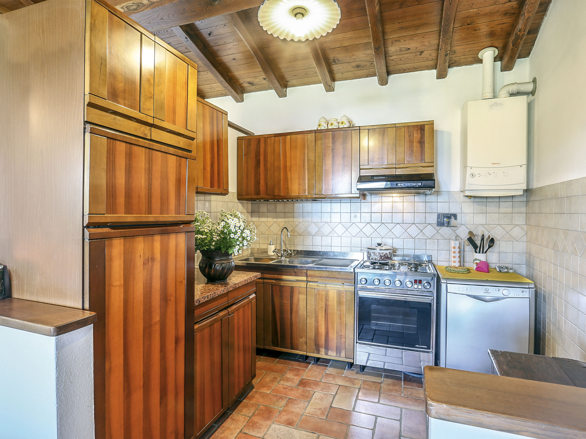 Ferme Le Bore (CNG122) – Cuisine et coin repas, photo 9 sur 58