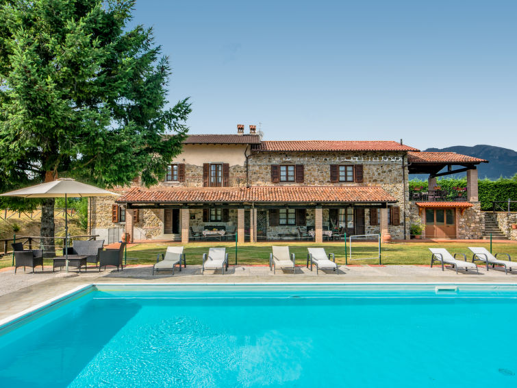 Privézwembad en rust op boerderij La Fenice in Castelnuovo di Garfagnana in Castelnuovo di Garfagnana