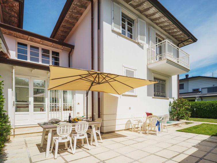"Villa Clara", huis 5-kamers 150 m2 op 2 verdiepingen. Ruim en licht, volledig gerenoveerd, zeer comfortabel en smaakvol ingericht: groot woon-/eetkamer. Uitgang naar de tuin. Open keuken (5-pits kook..