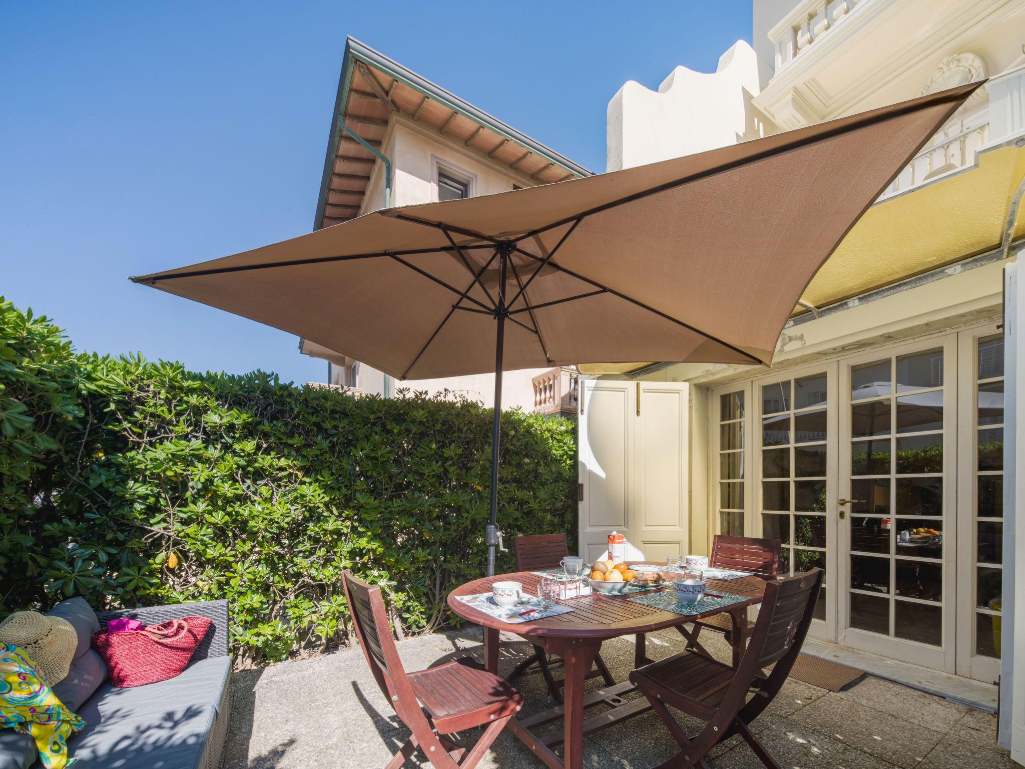 "appartamento Brezza Marina", appartement 3-kamers 80 m2, op de begane grond. Comfortabel en smaakvol ingericht: woon-/eetkamer met TV (Flatscreen TV), air-conditioning. Uitgang naar de zitplaats in d..