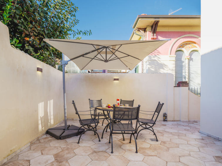 Op 400m van zee: Ruim vakantiehuis Rosa dei Venti in Lido di Camaiore in Lido di Camaiore