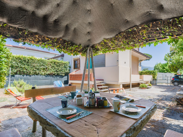 Op 1 km van het centrum: ruim vakantiehuis Casa Claudia in Lido di Camaiore in Lido di Camaiore
