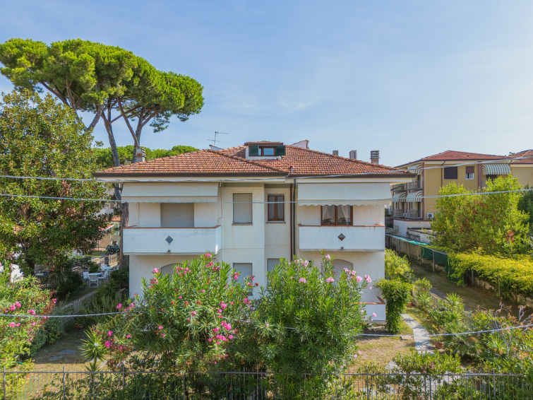 Op 350 m van zee: Ruim appartement Dei Fiori in Lido di Camaiore in Lido di Camaiore