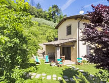 Op 1,0 km van het centrum: Ruime villa Il Girasole in Camaiore - thumbnail 1