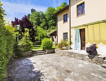 Op 1,0 km van het centrum: Ruime villa Il Girasole in Camaiore - thumbnail 3