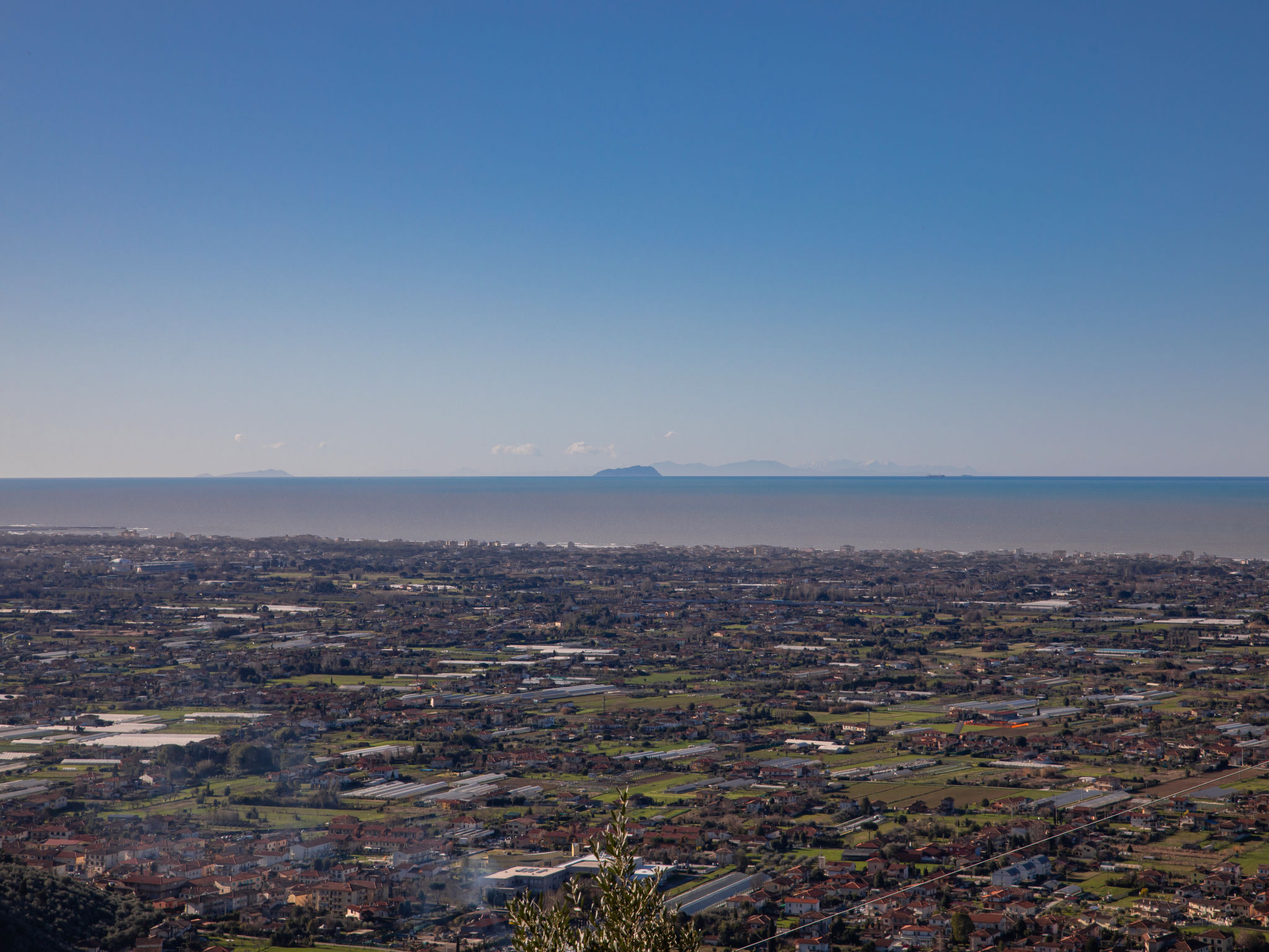"Al Pozzo", villa 3-kamers 140 m2 op 2 verdiepingen. Licht, comfortabel en rustiek ingericht: hal met 1 2-pers divanbed en air-conditioning. Open woon-/eetkamer met eethoek en Sat-TV. Uitgang naar het..