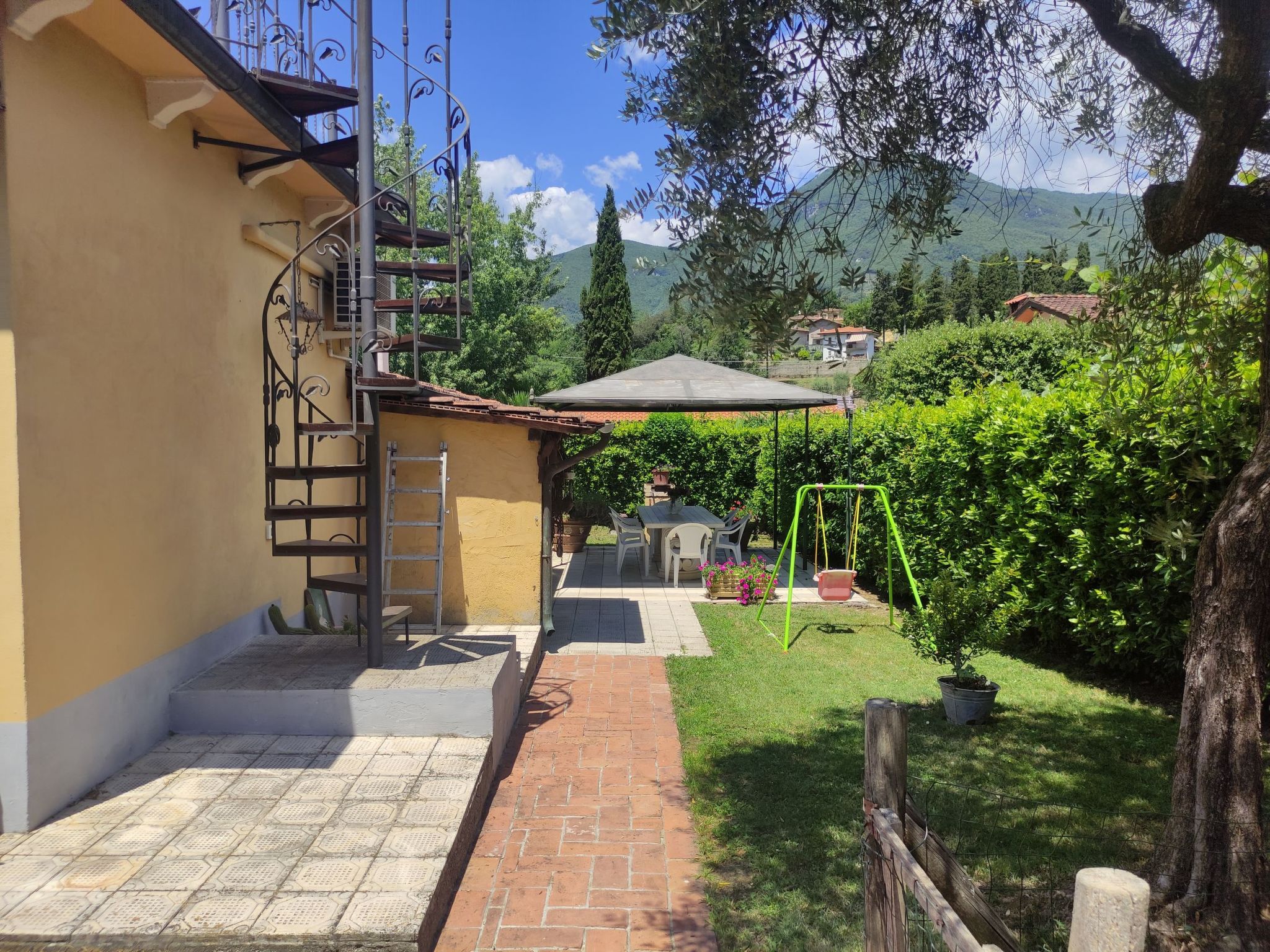 Villa mit schönem Gartne und Sonnenterrasse-Outside