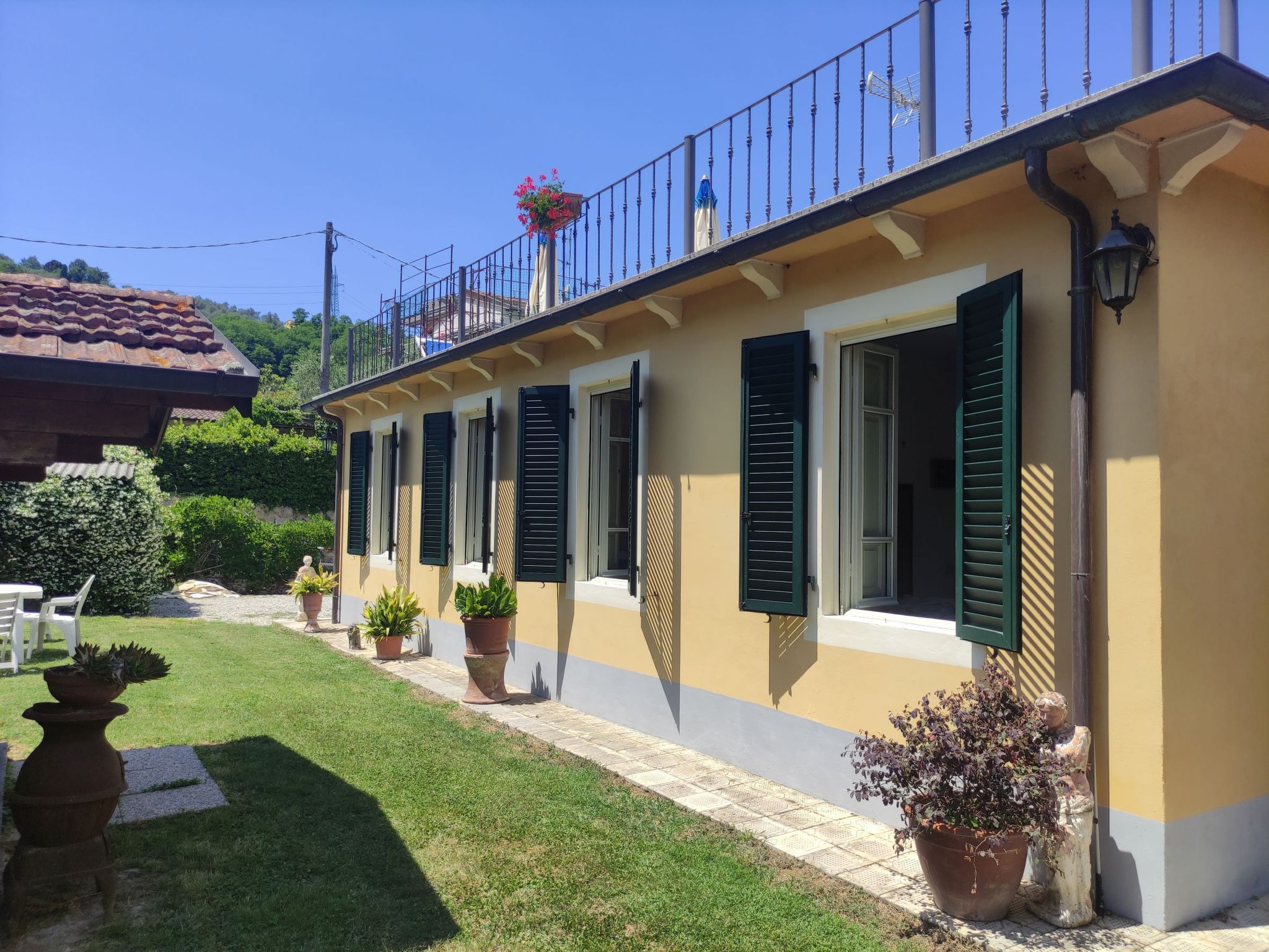 Villa mit schönem Gartne und Sonnenterrasse-Outside