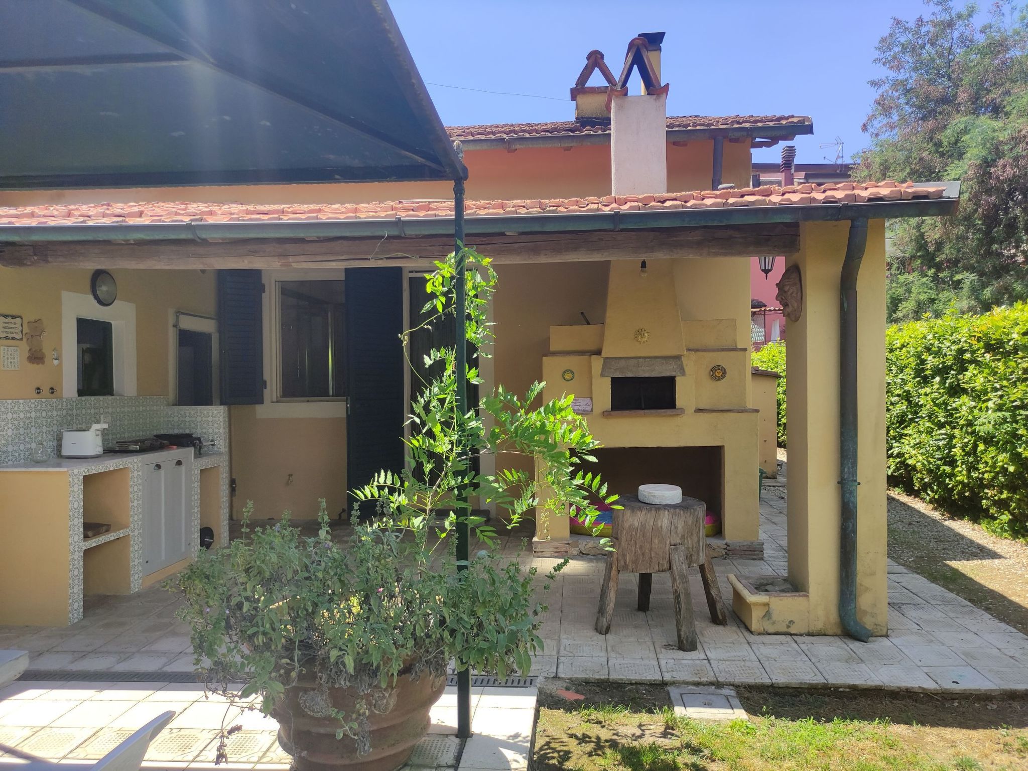 Villa mit schönem Gartne und Sonnenterrasse-Outside