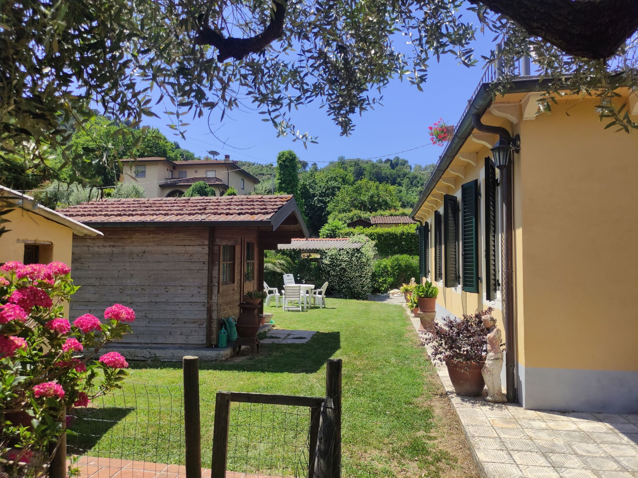 Villa mit schönem Gartne und Sonnenterrasse-Outside