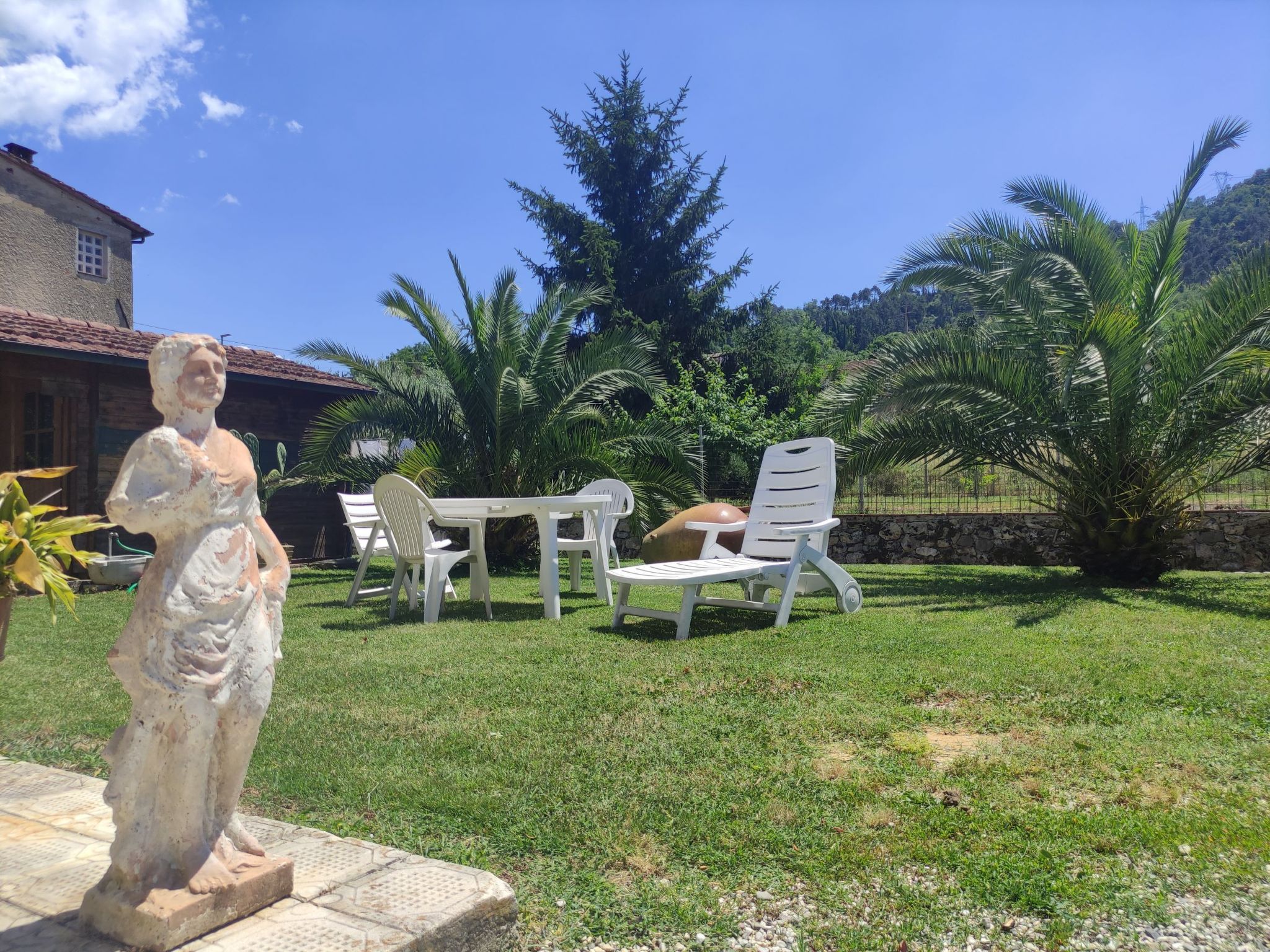 Villa mit schönem Gartne und Sonnenterrasse-Outside