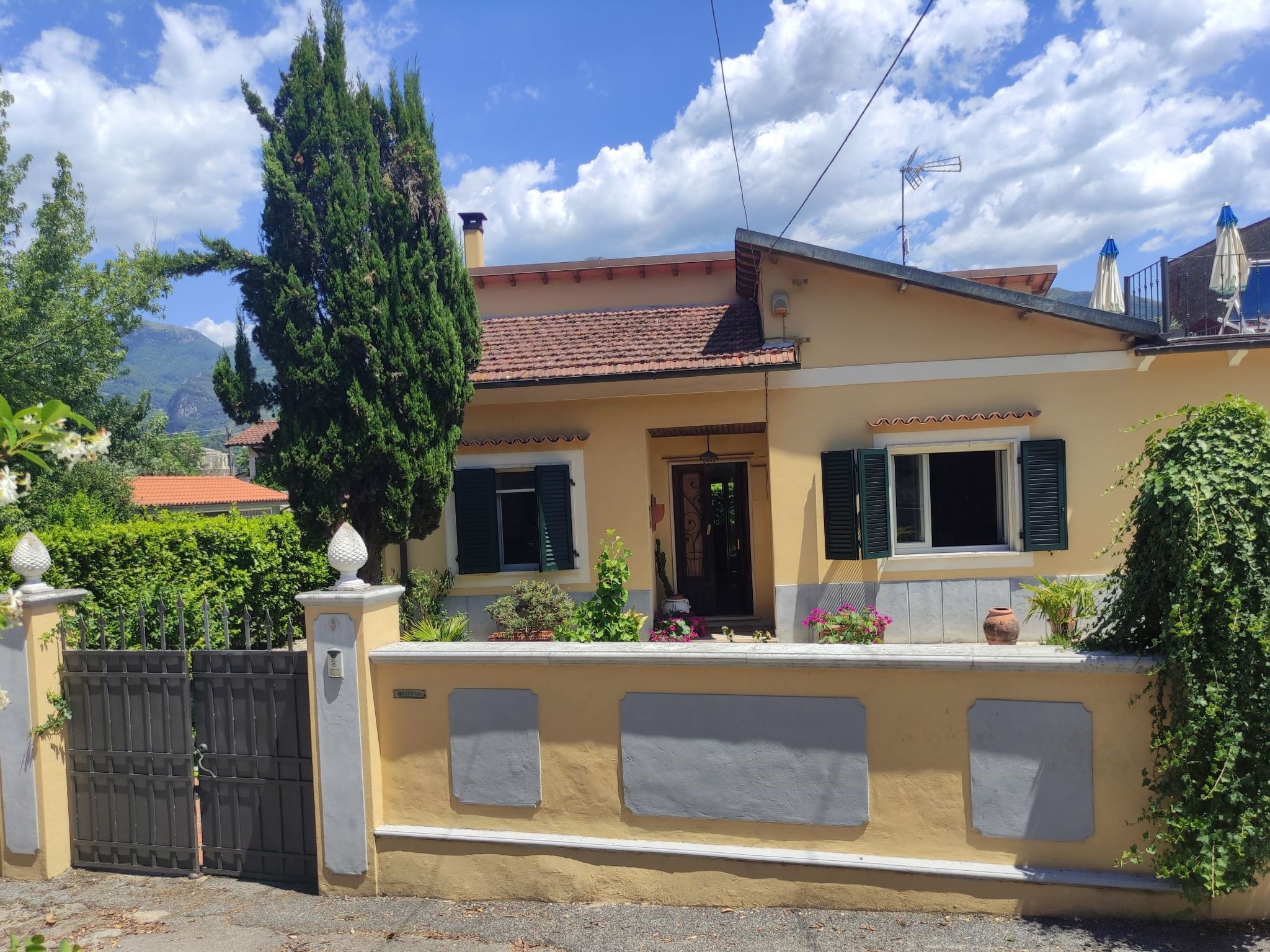 Villa mit schönem Gartne und Sonnenterrasse-Outside