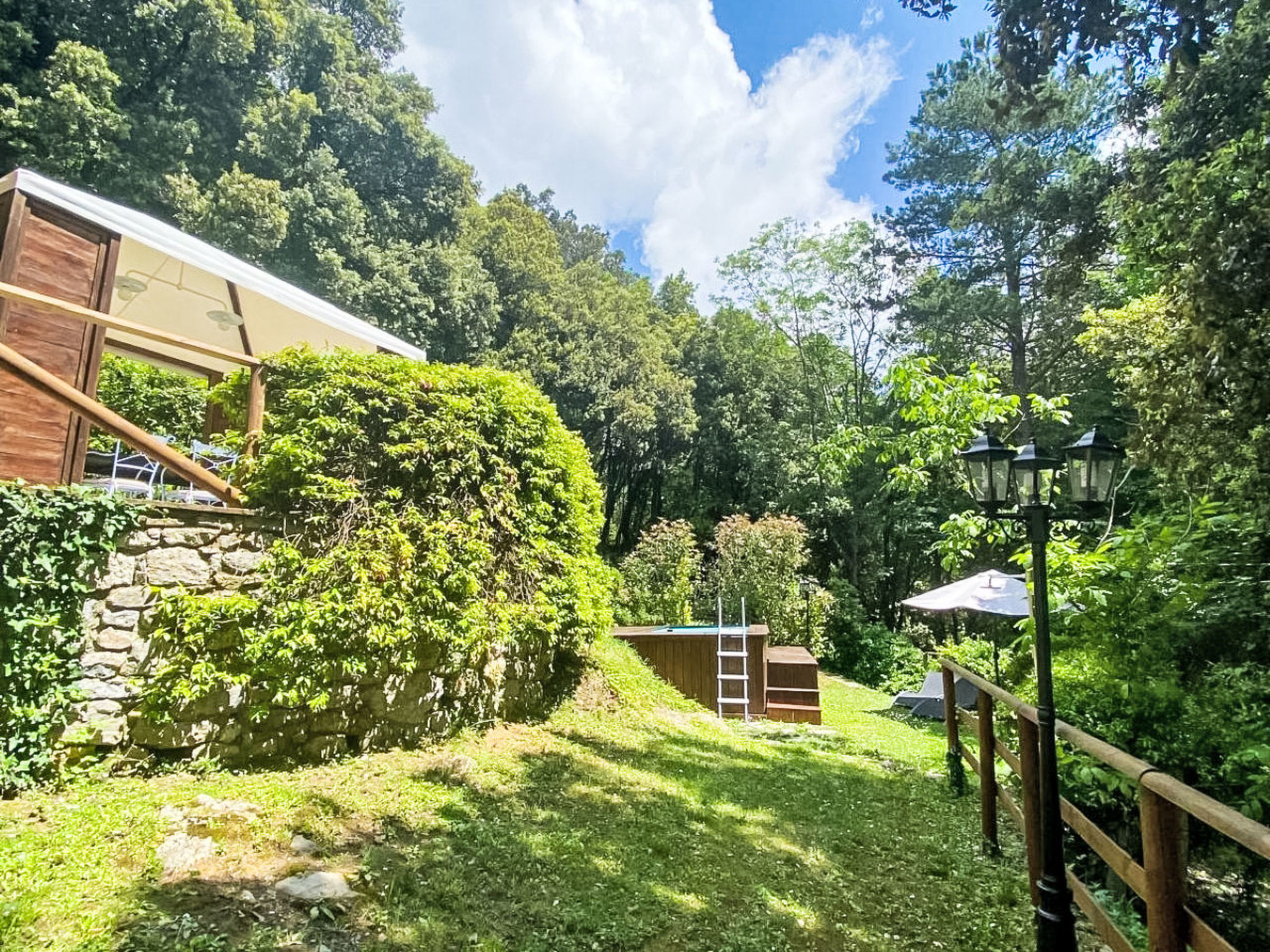 Schönes Ferienhaus in Camaiore mit Privatem Pool - Buiten