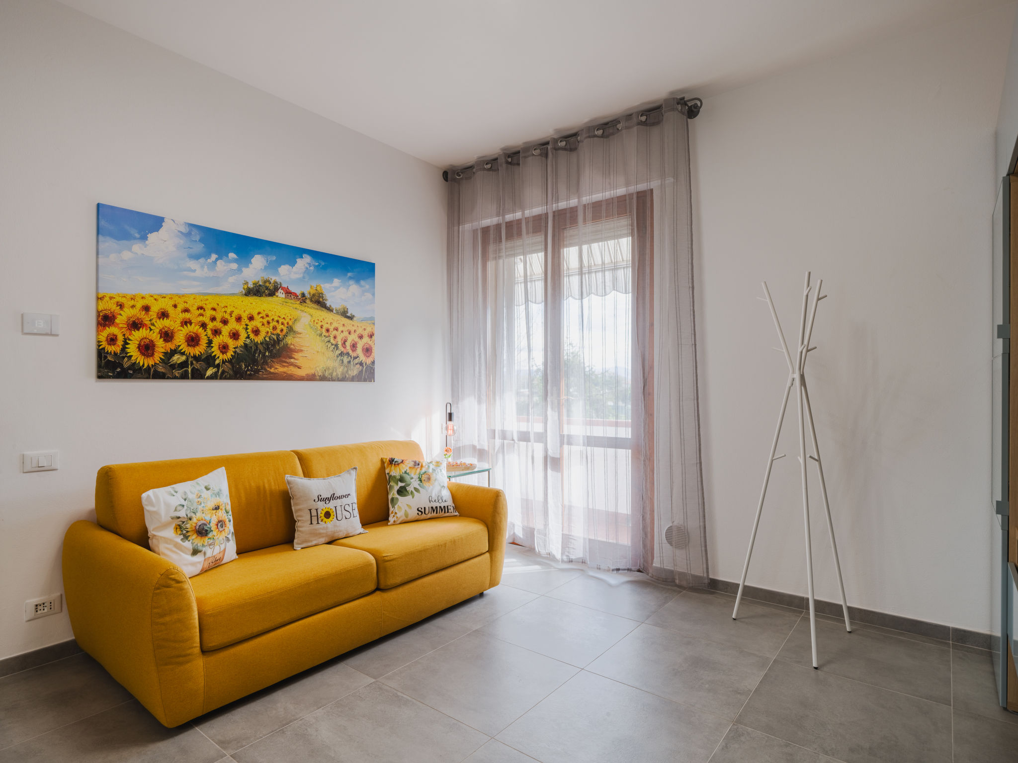 "Sunflower 2", appartement 4-kamers 95 m2 op de 1e verdieping. Comfortabel en gezellig ingericht: woon-/eetkamer met eettafel en TV (Flatscreen TV). Uitgang naar het balkon. 2 2-pers. kamers. 1 kamer ..