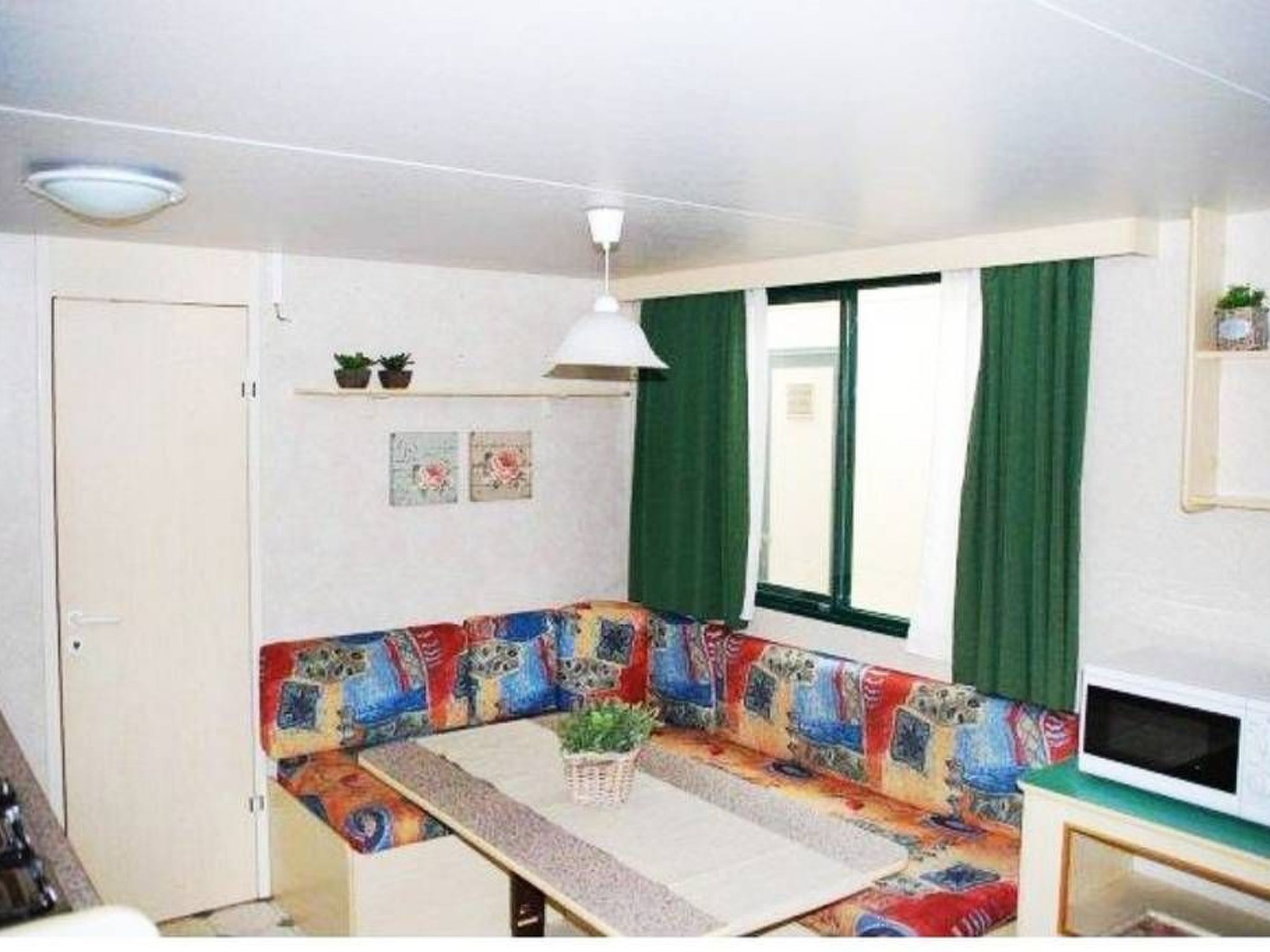 Mobilheim auf einem Campingplatz in der Nähe des Meeres und von Pisa-Inside