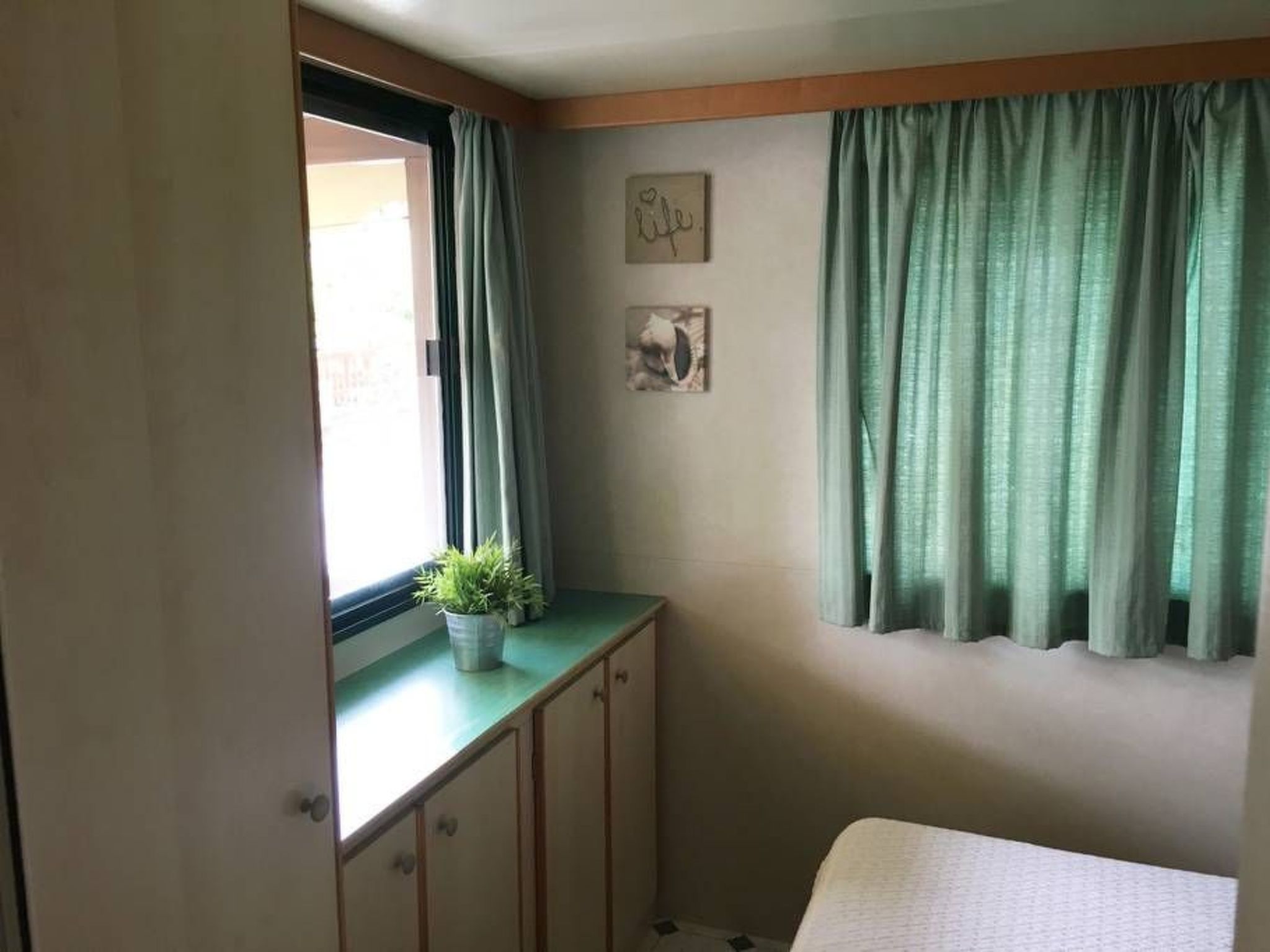 Mobilheim auf einem Campingplatz in der Nähe des Meeres und von Pisa-Inside