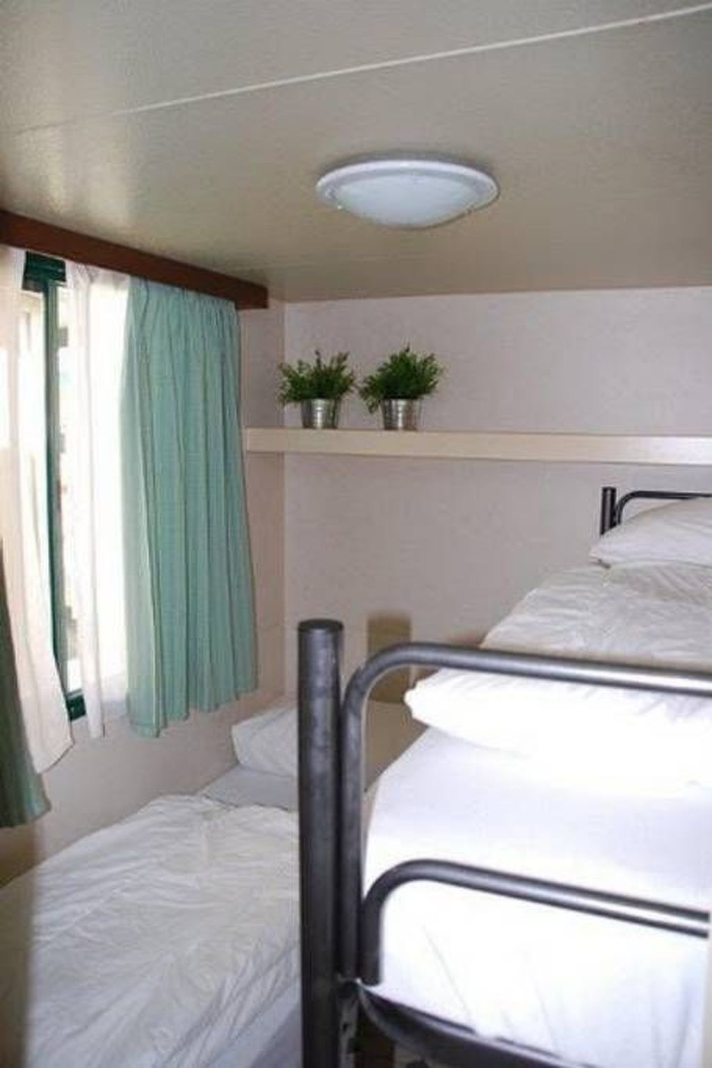 Mobilheim auf einem Campingplatz in der Nähe des Meeres und von Pisa-Inside