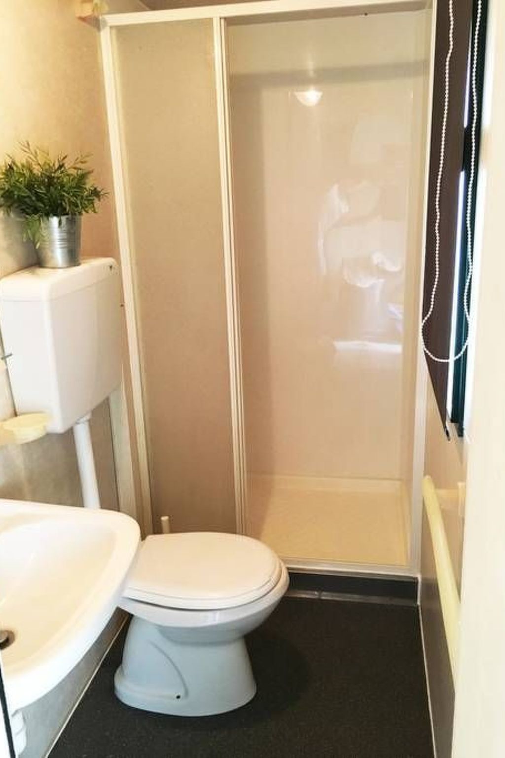 Mobilheim auf einem Campingplatz in der Nähe des Meeres und von Pisa-Inside