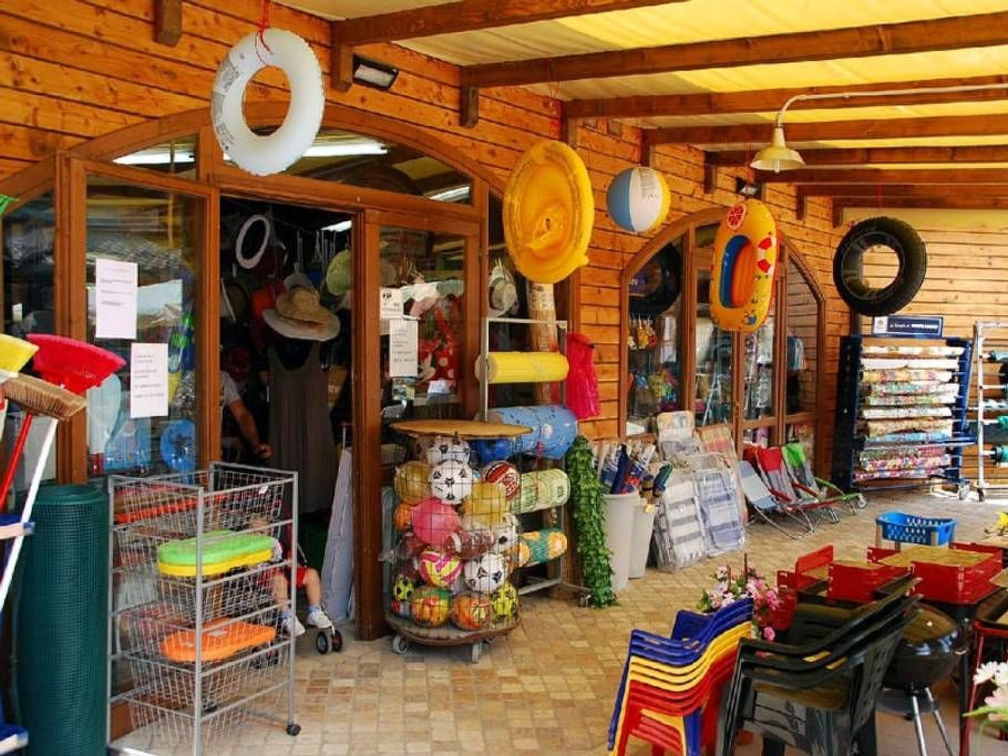 Mobilheim auf einem Campingplatz in der Nähe des Meeres und von Pisa-Outside