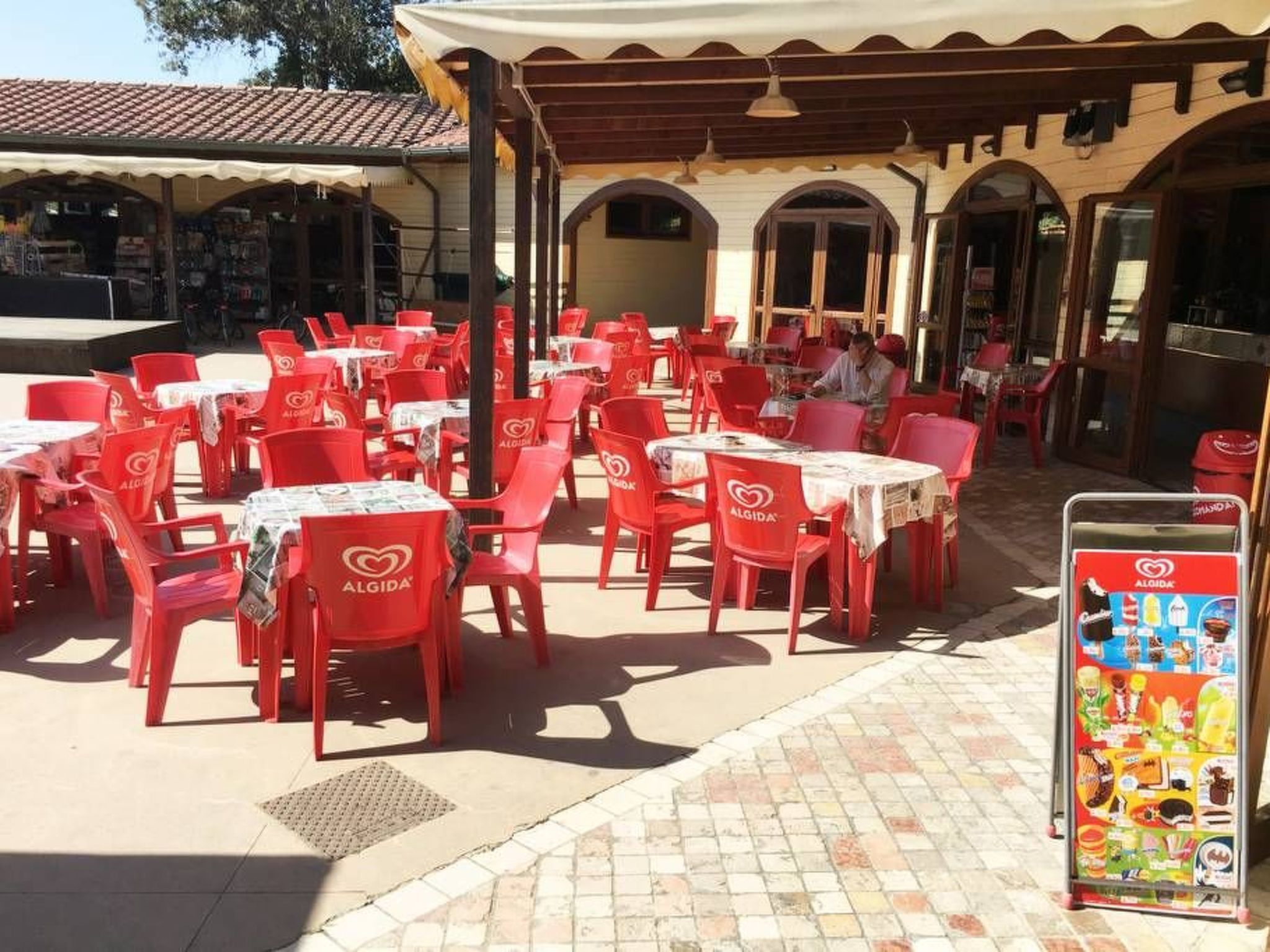 Mobilheim auf einem Campingplatz in der Nähe des Meeres und von Pisa-Inside