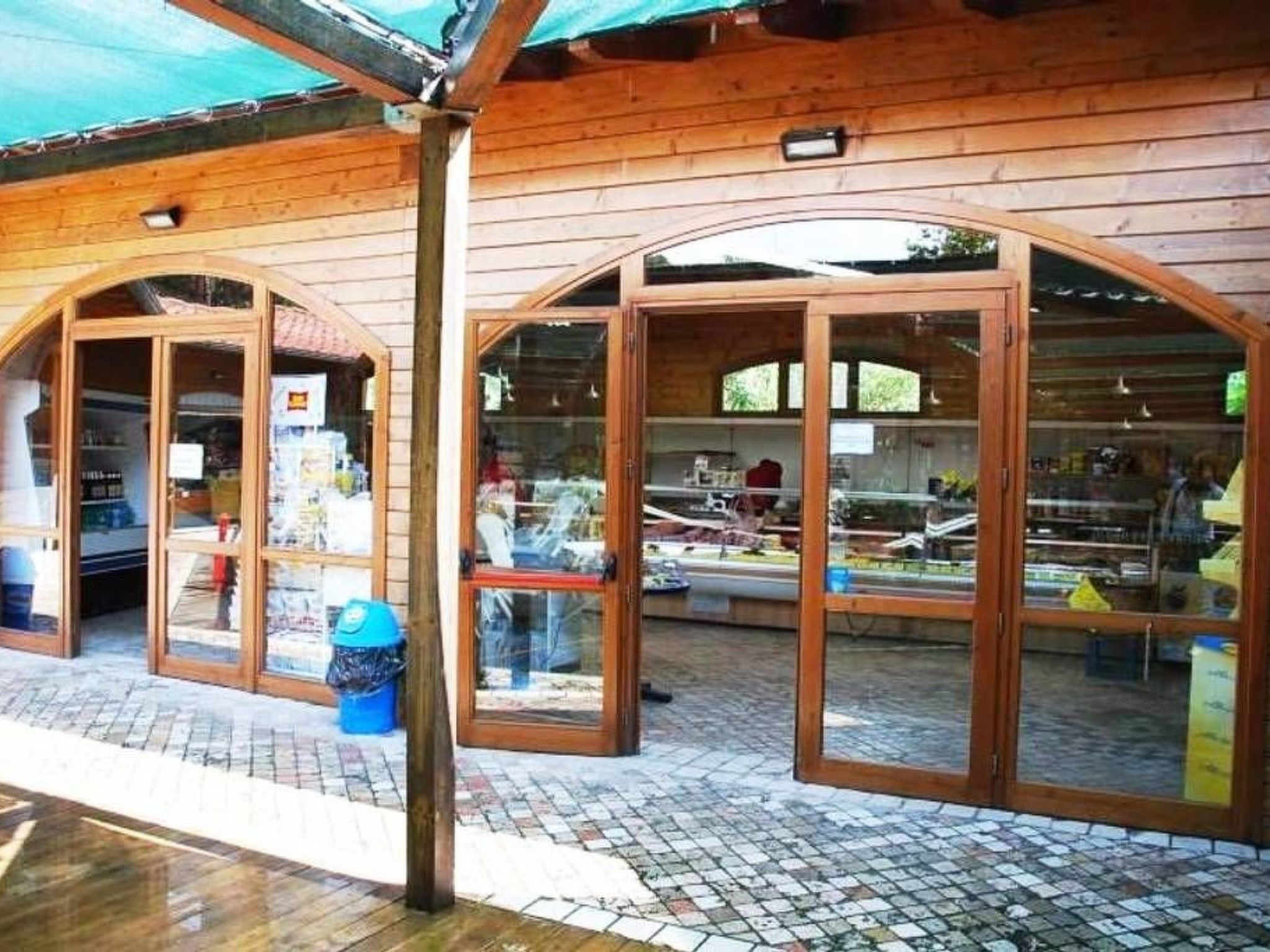 Mobilheim auf einem Campingplatz in der Nähe des Meeres und von Pisa-Outside