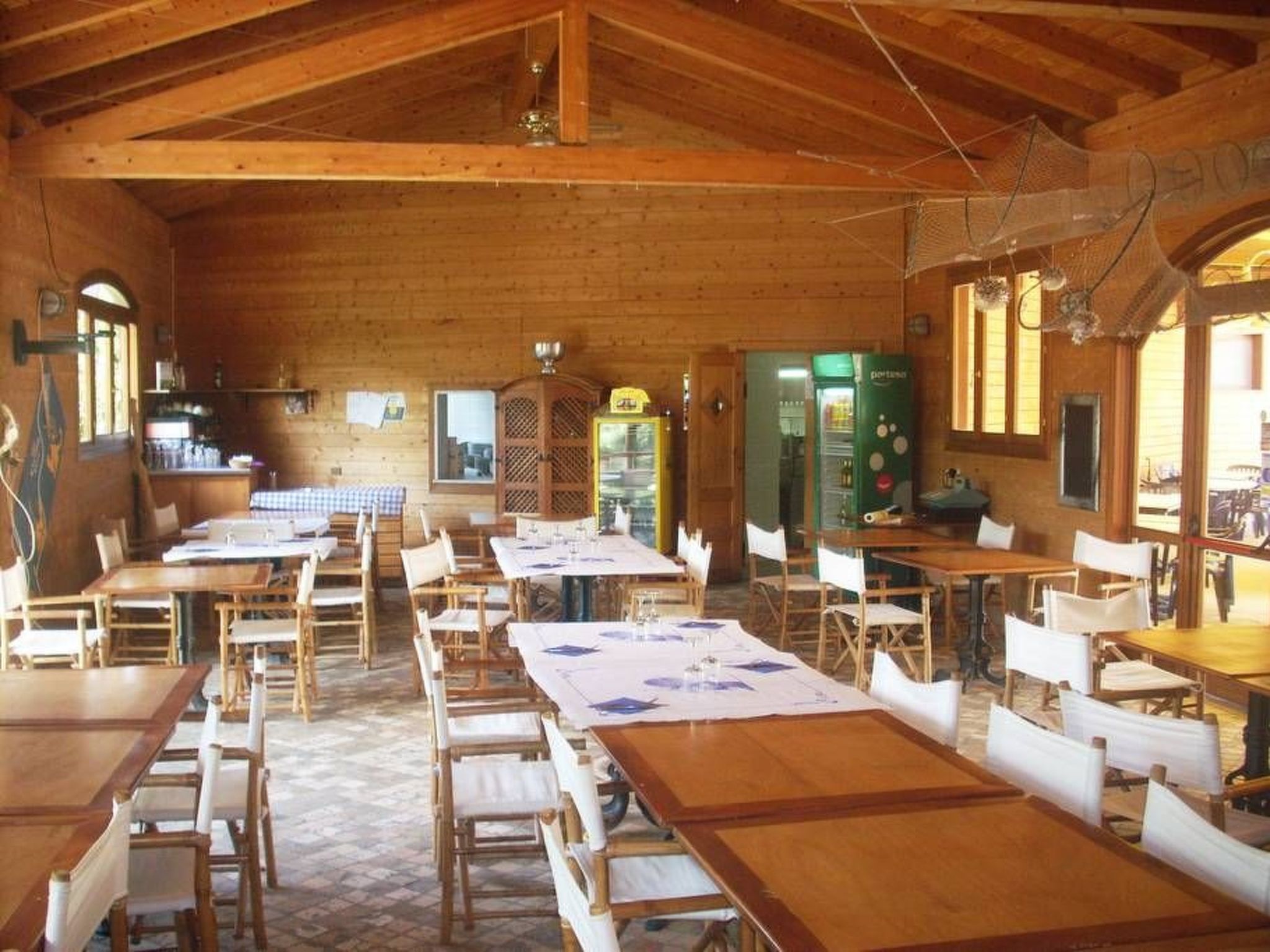 Mobilheim auf einem Campingplatz in der Nähe des Meeres und Pisa-Drinnen