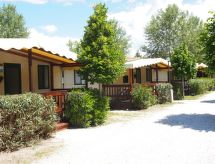 Mobilheim auf einem Campingplatz in der Nähe des Meeres und Pisa