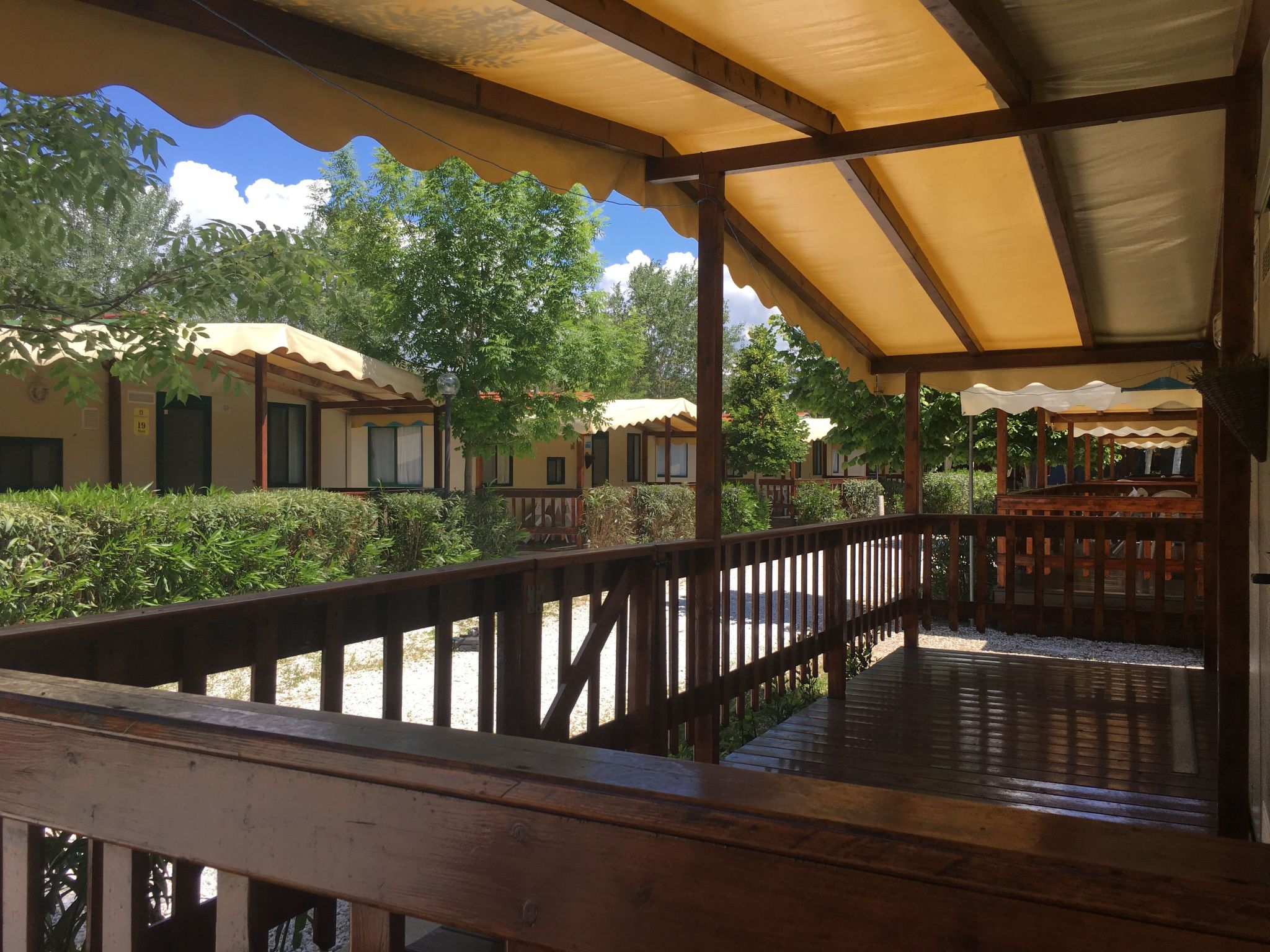 Mobilheim auf einem Campingplatz in der Nähe des Meeres und Pisa-Draußen