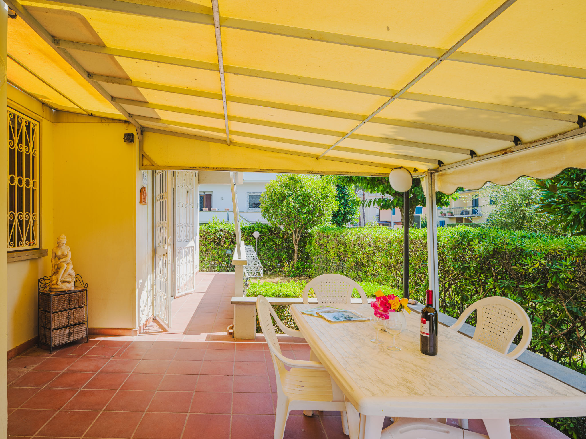 "Oasi", appartement 4-kamers 110 m2, op de begane grond. Ruim en licht, zeer doelmatig en comfortabel ingericht: woon-/eetkamer met TV (Flatscreen TV). Uitgang naar de tuin. 2 2-pers. kamers. Uitgang ..