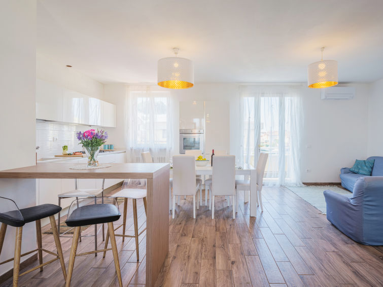 "La casa dei limoni di Valeria", appartement 4-kamers 100 m2 op de 1e verdieping. Ruim en licht, zeer comfortabel en modern ingericht: groot, open woon-/eetkamer met 1 2-pers divanbed en TV (Flatscree..