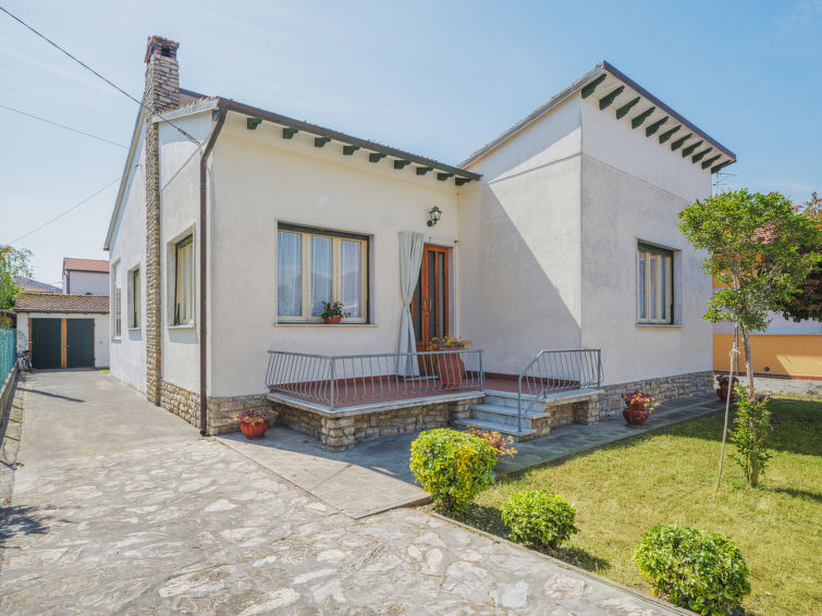 Search and Stay destination Torre del Lago Puccini, Toscana - Italy from AU$ 337. Elena