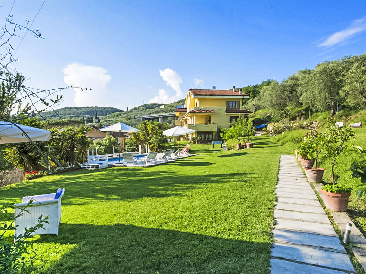 Open haard en privézwembad in vakantiehuis Olivo in Massarosa in Massarosa