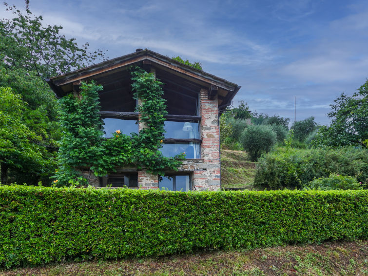 "Podere Piastriccio/Casa di Vetro", huis 2-kamers 40 m2 op 2 verdiepingen. Eenvoudig en rustiek ingericht: 1 kamer met 1 2-pers bed (150 cm). Uitgang naar de tuin. Douche/WC. Bovenverdieping: woonkeuk..