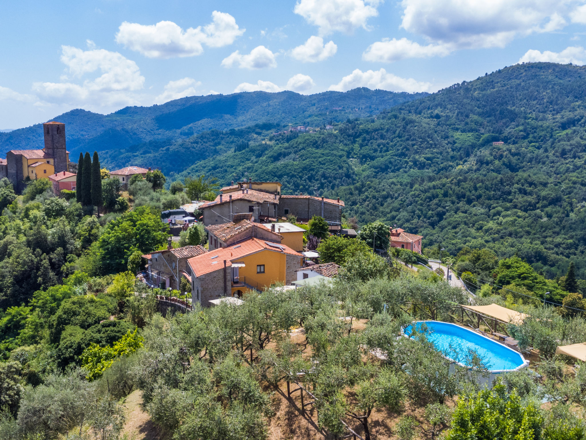 "Poggetto 1", appartement 3-kamers 57 m2, op de begane grond. Mooi en rustiek ingericht: woon-/eetkamer met Sat-TV. 1 2-pers. kamer. 1 kamer met 1 bed. Open keuken (mini-oven, 4 kookpitten (vlammen), ..