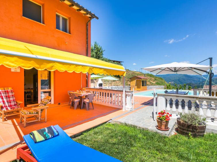 Sauna en privézwembad bij boerderij Red House in Pescia in Pescia