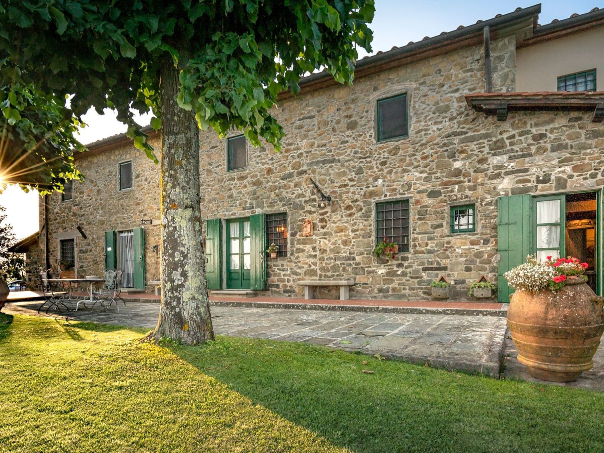 Mit Privatparkplatz-Drinnen